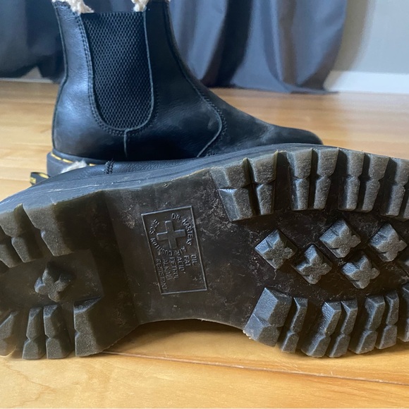SOLD - Doc Martens Faux Fur Lined Leather Platform Chelsea Boot - Picture 4 of 7